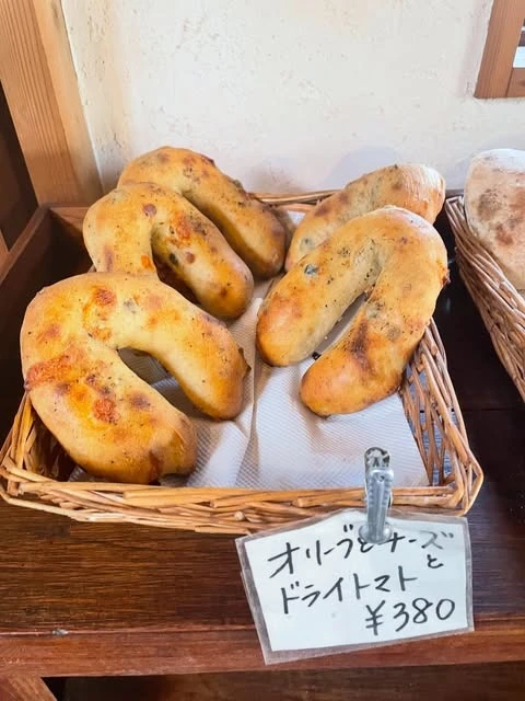 オリーブやチーズを使ったパンが並ぶかご